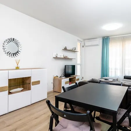 Cozy And Functional Business One-bedroom Apartment *